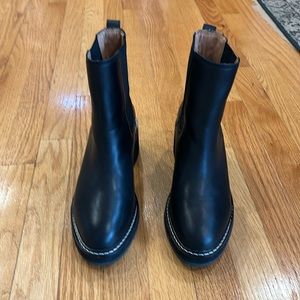 Madewell Chelsea Lug Boots! Perfect condition! Worn once to work!! Black leather